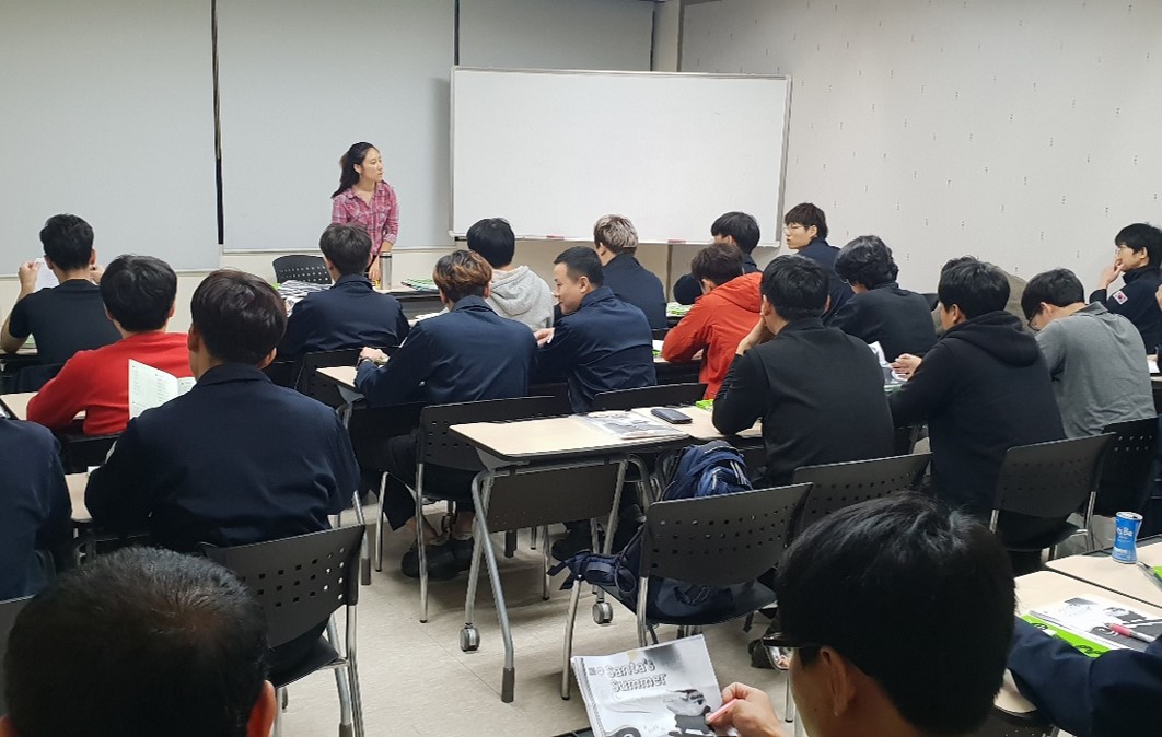 (Oct. 16, 2018) In-company English Night Class opened